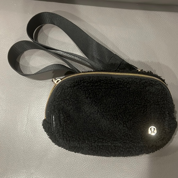 Lululemon Everywhere Belt Bag 1L Fleece, Black - Picture 1 of 9